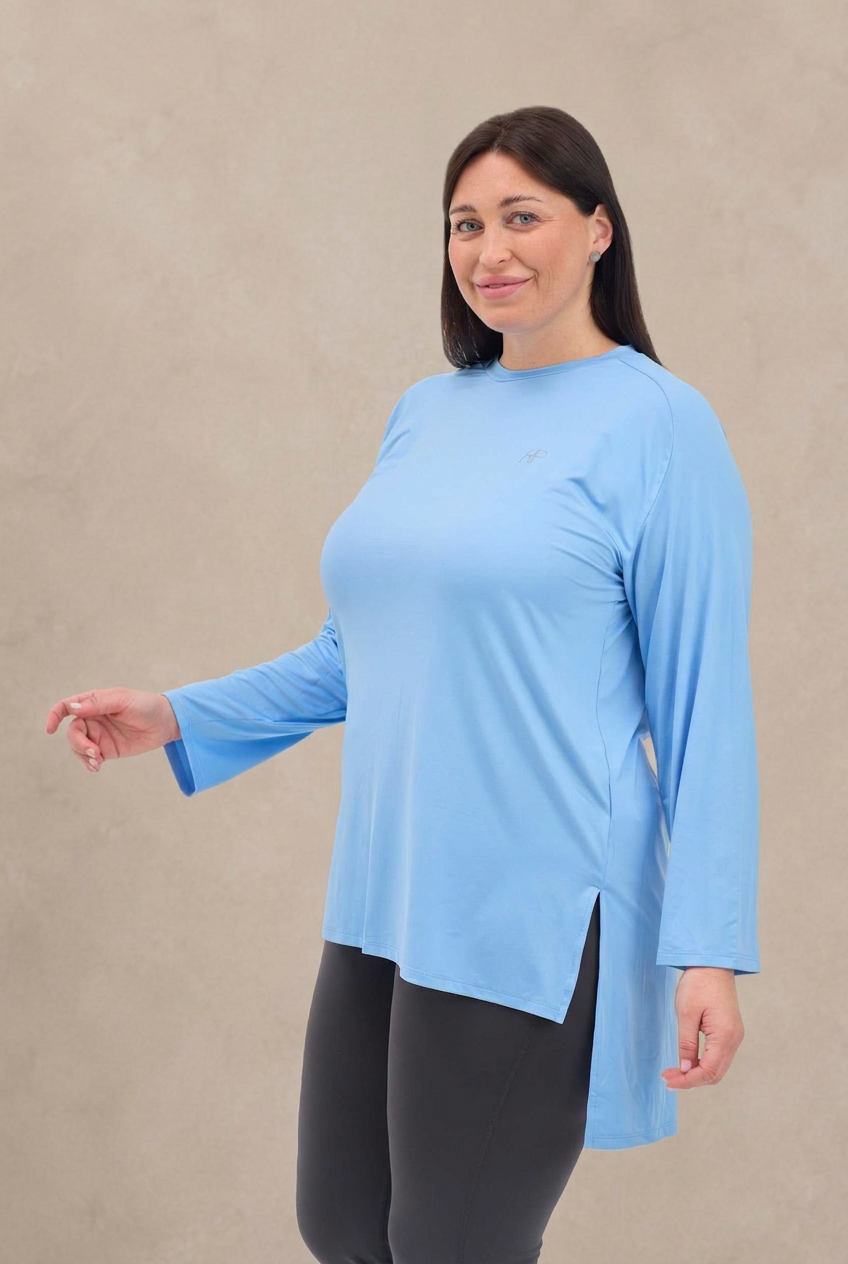 لبنى مقاسات كبيرة – بلوزة رياضية طويلة بحافة مشقوقة (2XL–3XL)