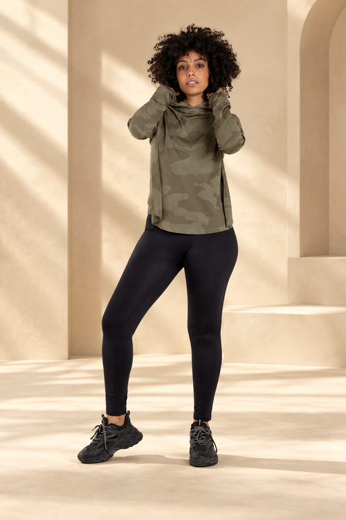 Azizah – Cropped-Back Sports Hoodie for Layering