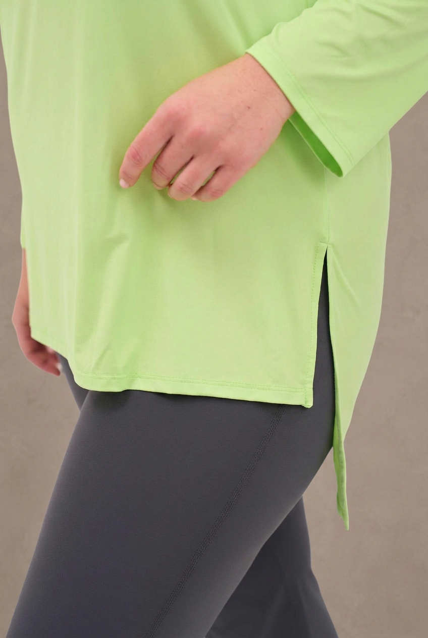 لبنى مقاسات كبيرة – بلوزة رياضية طويلة بحافة مشقوقة (2XL–3XL)