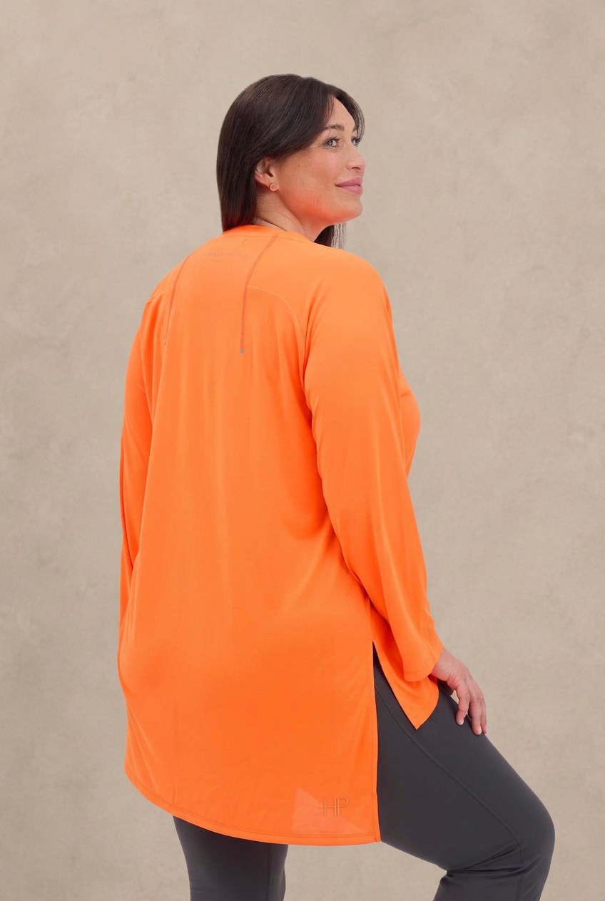 لبنى مقاسات كبيرة – بلوزة رياضية طويلة بحافة مشقوقة (2XL–3XL)