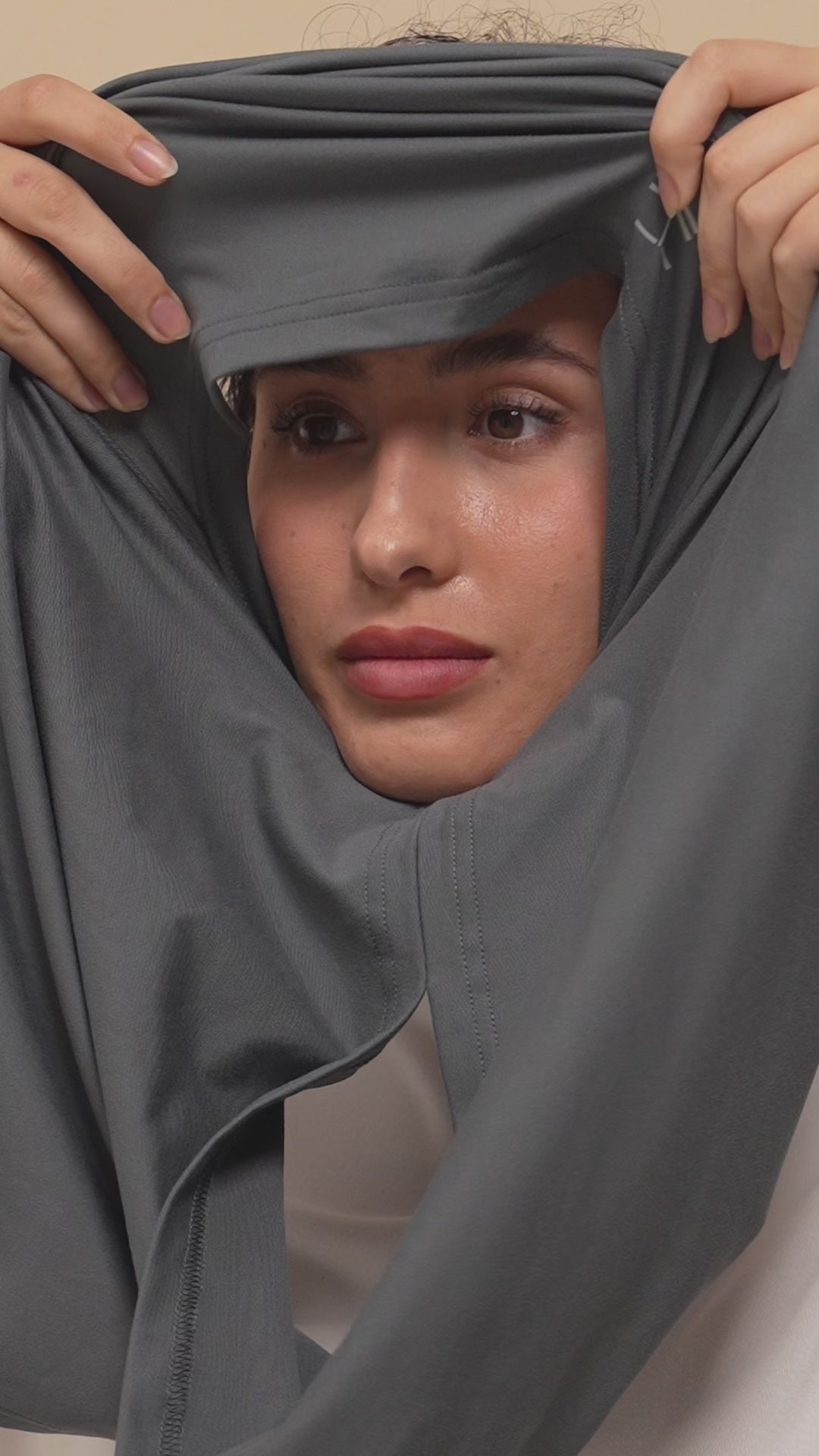 How to put on the Noha double-loop sport hijab, step by step