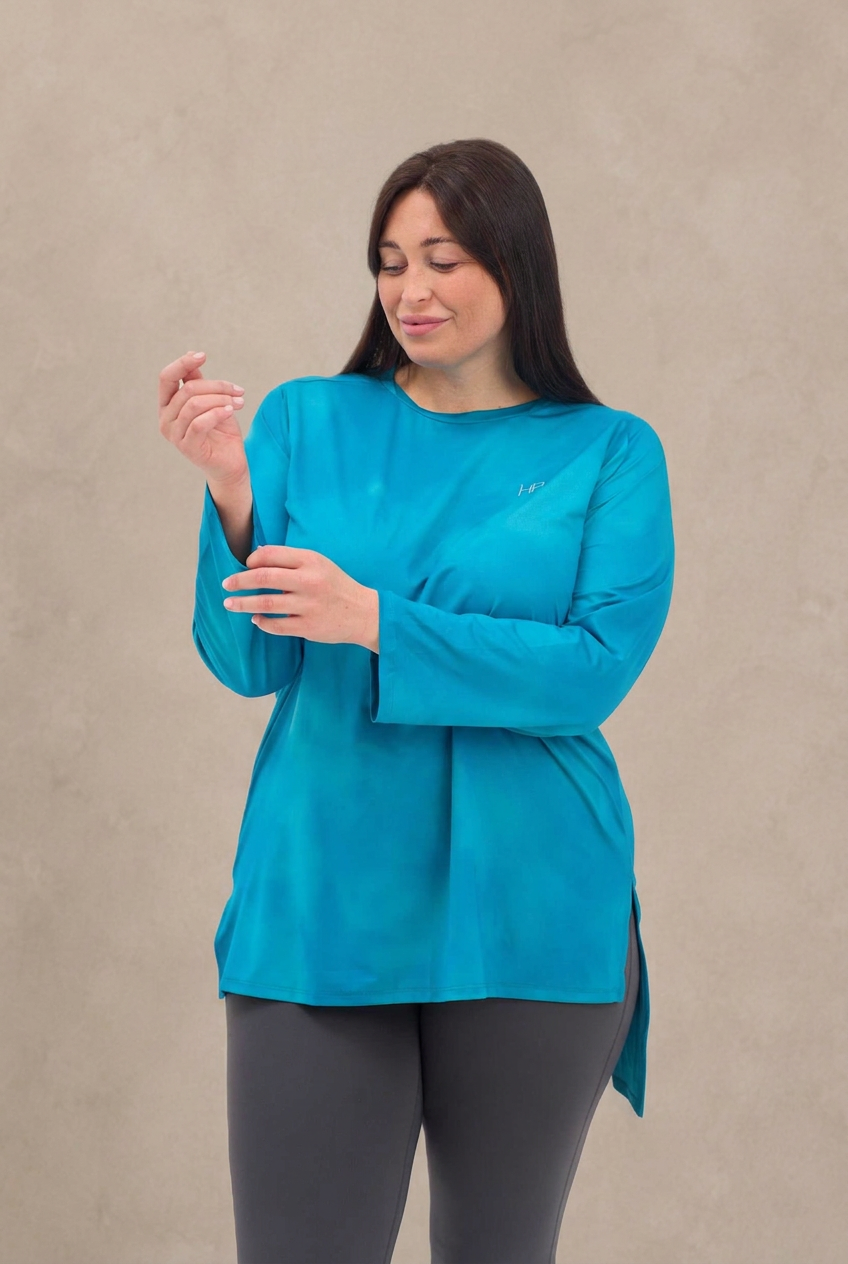 لبنى مقاسات كبيرة – بلوزة رياضية طويلة بحافة مشقوقة (2XL–3XL)